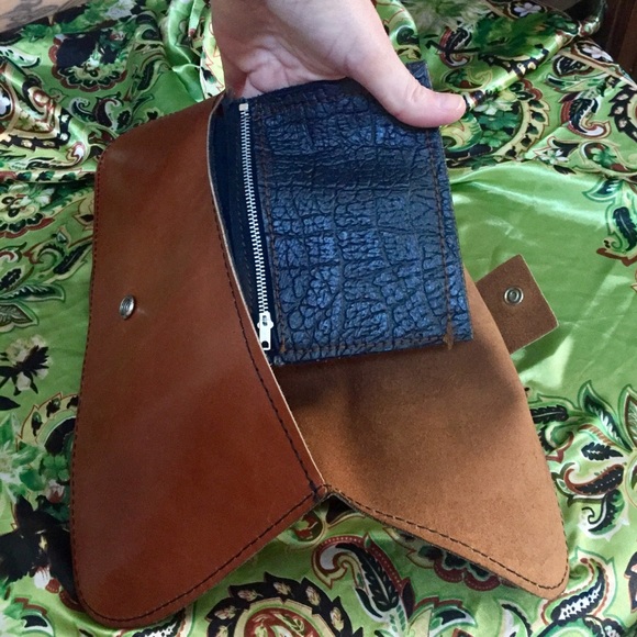 1960's handmade Leather clutch - Picture 3 of 8